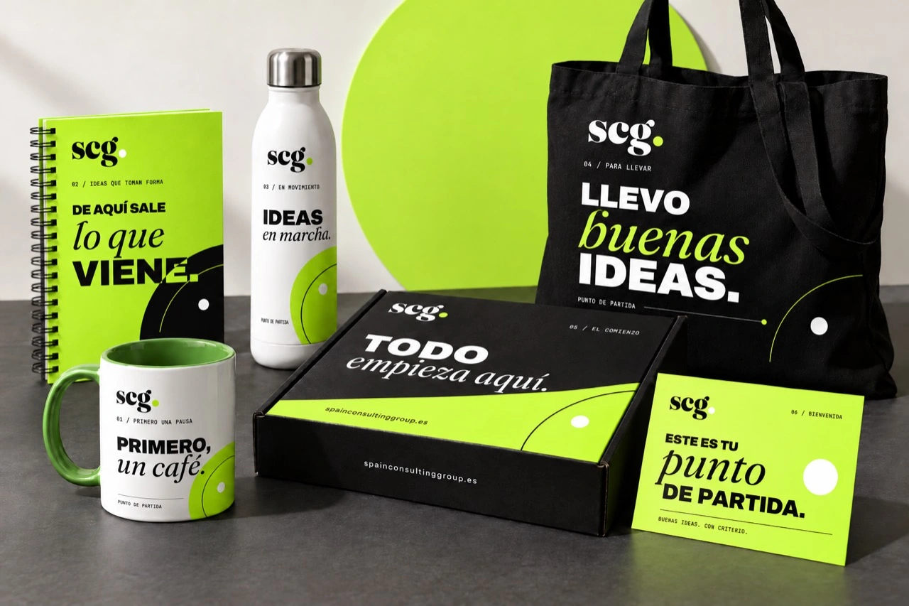 Colección SCG Punto de partida: cuaderno lima, botella blanca, taza con interior verde, bolsa negra, caja de envío y tarjeta de bienvenida.