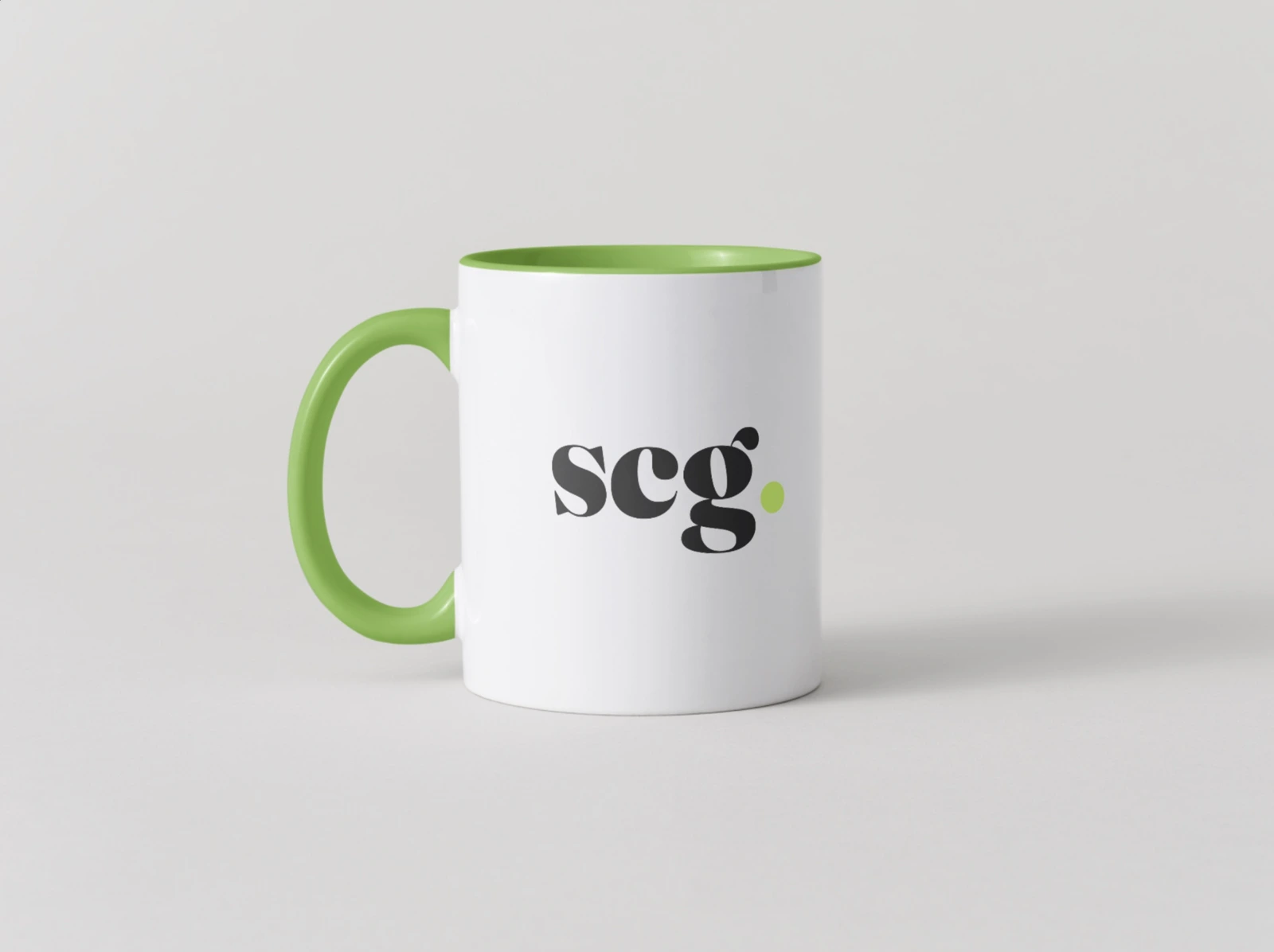 Personalisierte Tassen: Vorderansicht mit SCG Logo.